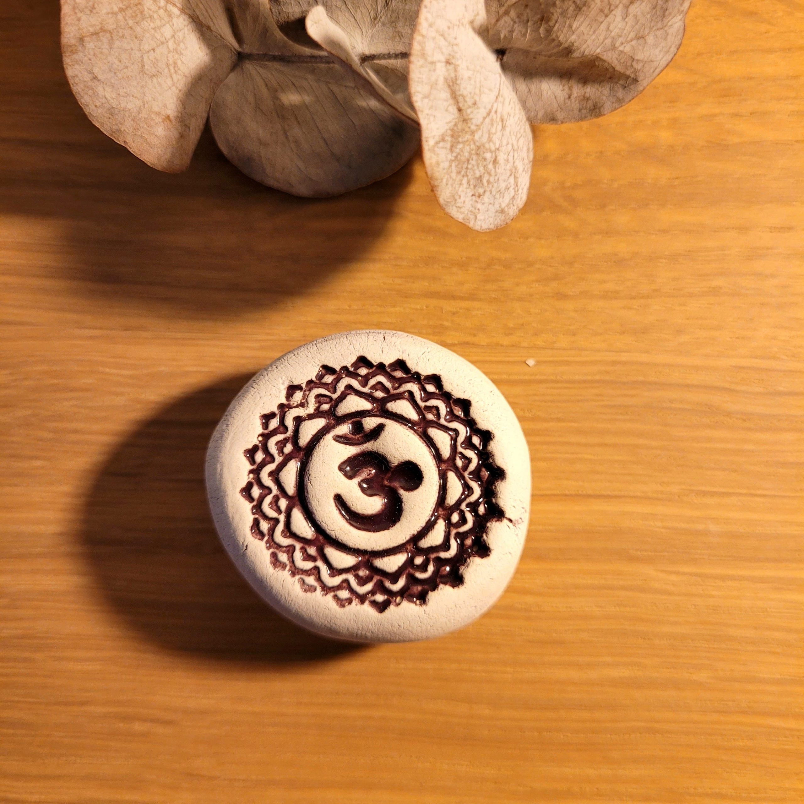 GALET CHAKRA EN ARGILE, WORRY STONE ARTISANALE