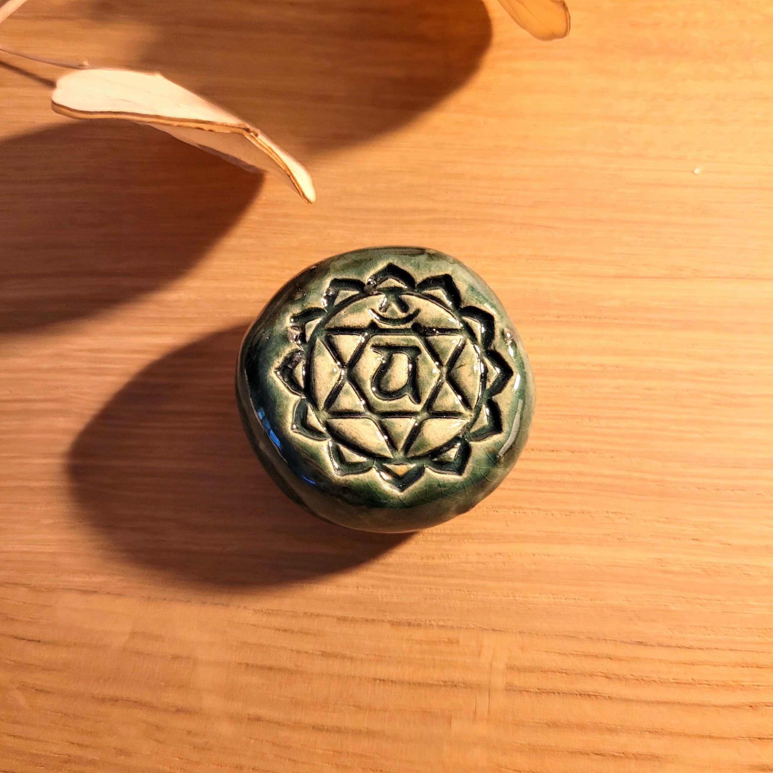 GALET CHAKRA EN ARGILE, WORRY STONE ARTISANALE