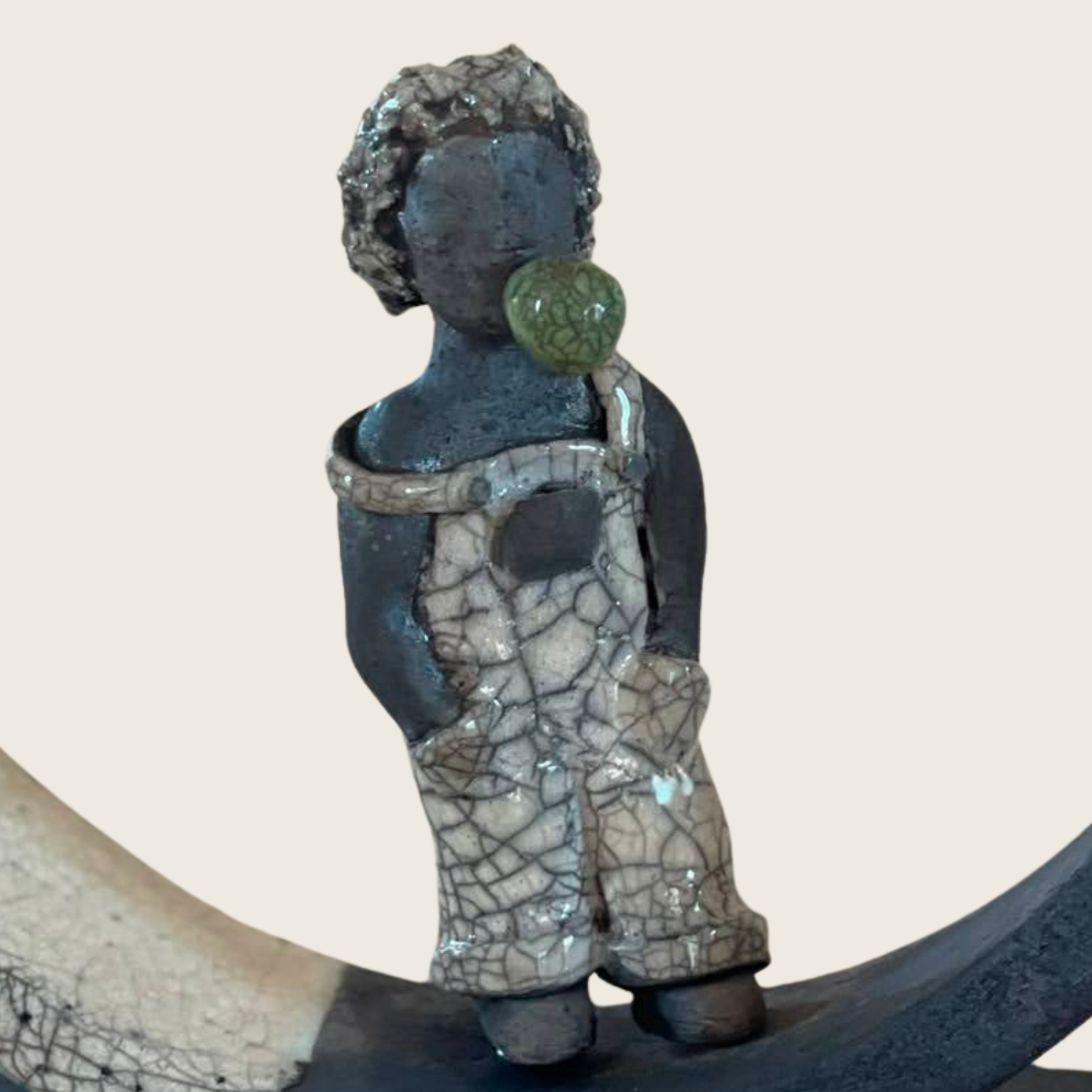 Sculpture raku « L'adolescent au chewing-gum » gros plan d'Emmanuelle Peype, grès