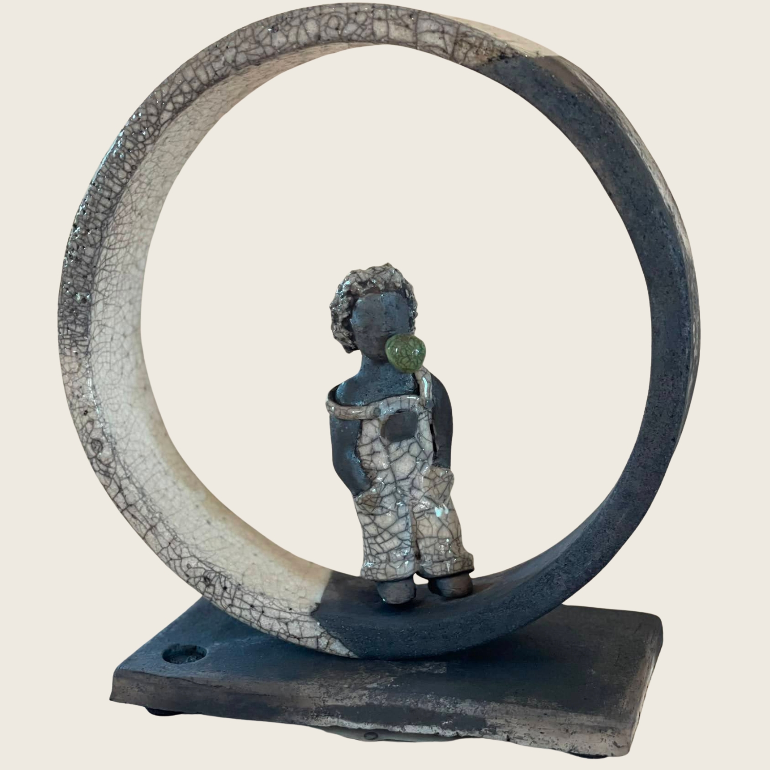 Sculpture raku « L'adolescent au chewing-gum » d'Emmanuelle Peype, grès